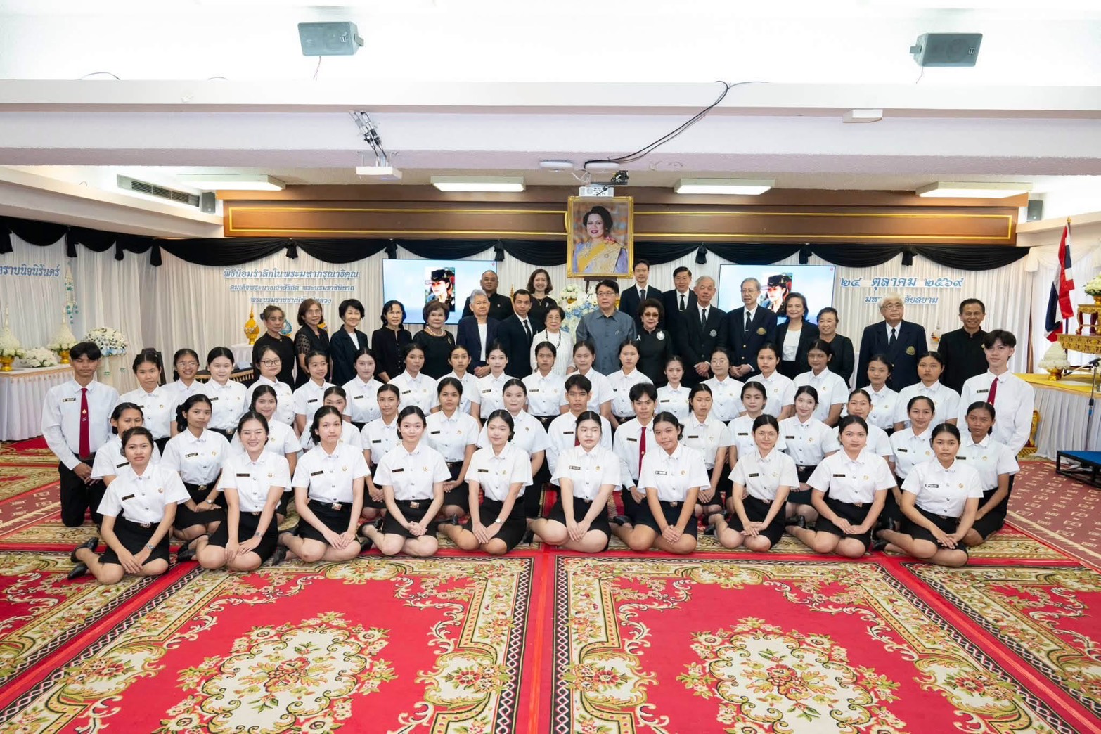 พิธีบำเพ็ญกุศล มหาวิทยาลัยสยาม ตักบาตรพระสงฆ์ ๑๐ รูป น้อมรำลึกสมเด็จพระพันปีหลวง