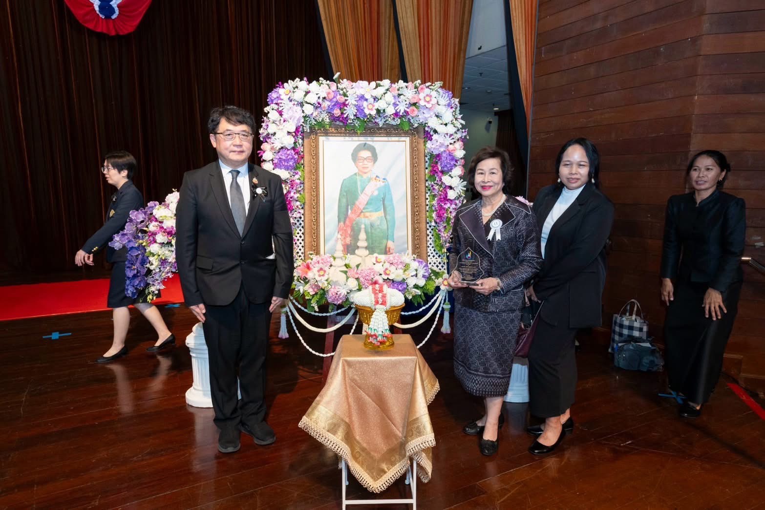 ศ.กิตติคุณ ดร.ชนิตา รับรางวัลหม่อมงามจิตต์ บุรฉัตร มหาวิทยาลัยสยาม